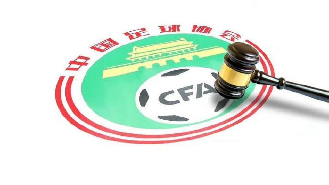 第33分钟，穆里尼奥对主裁判的判罚不满，与主裁判理论，对方球员也与穆帅争吵起来！